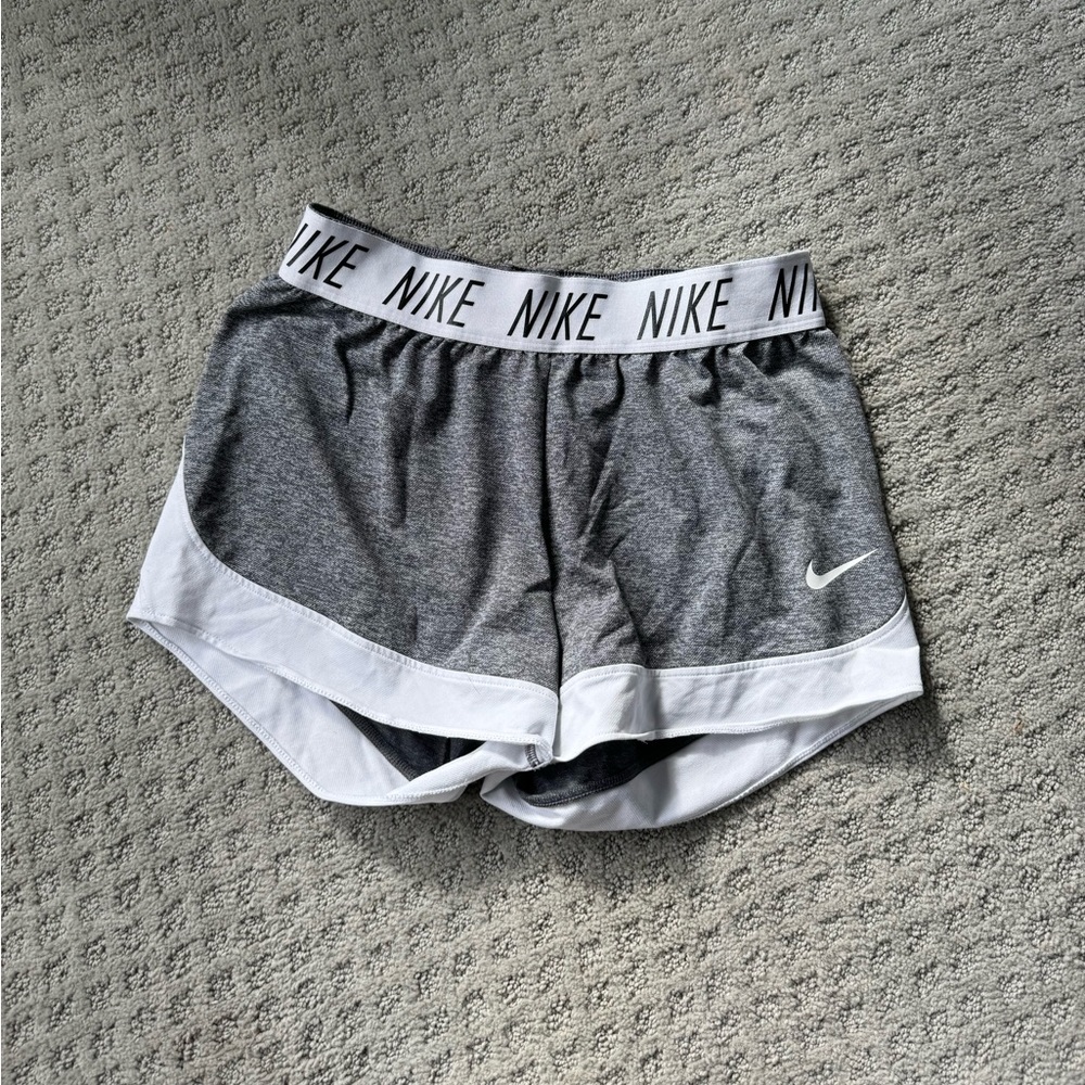 Nike Shorts - Mid Rise
